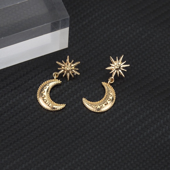 2/$20! Gold Star w/Gold Half Moon Earrings - Picture 2 of 8